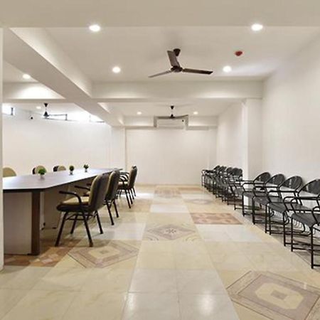 Fabhotel Siddharth Corporate - Vavol, Ґандінаґар Екстер'єр фото