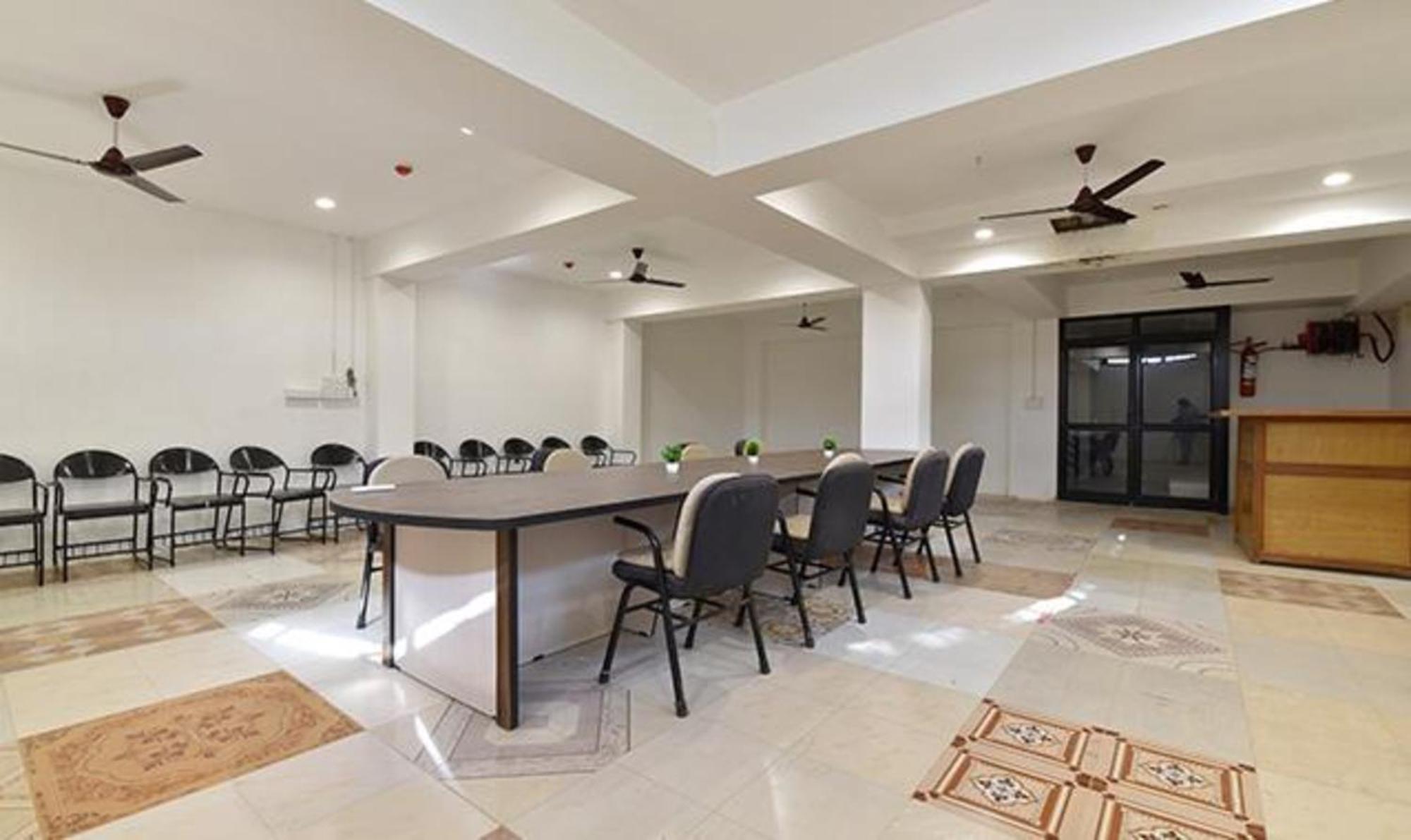 Fabhotel Siddharth Corporate - Vavol, Ґандінаґар Екстер'єр фото